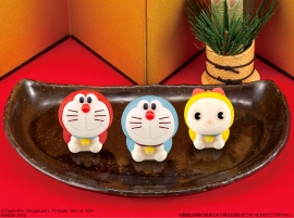 見上げる姿が可愛らしい！「食べマス ドラえもん」は全3種のラインアップ（バンダイ報道資料より）