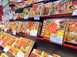 昨年は訪日中国人観光客による「爆買い」も目立ったが、その恩恵があったのは都心の店のみ。アベノミクスによる資産効果で一時膨らんだ富裕層の購買意欲も減退気味で、不採算の郊外・地方店を都心部の店がカバーできなくなっている。 昨年は訪日中国人観光客による「爆買い」も目立ったが、その恩恵があったのは都心の店のみ。アベノミクスによる資産効果で一時膨らんだ富裕層の購買意欲も減退気味で、不採算の郊外・地方店を都心部の店がカバーできなくなっている。