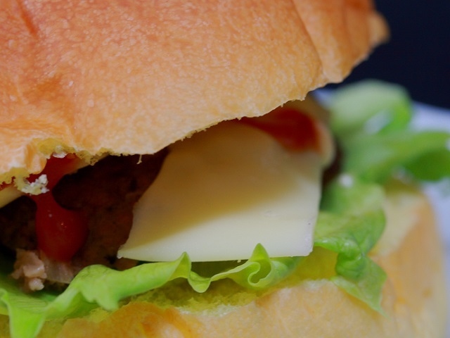 今年もファーストフード各社では次々と新商品がリリースされた。客層を広げることによって、従来と比較すると構図が変わりつつある。