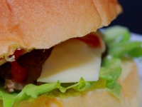 今年もファーストフード各社では次々と新商品がリリースされた。客層を広げることによって、従来と比較すると構図が変わりつつある。