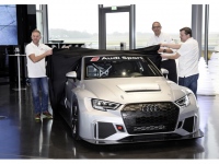 Audi Sportの本拠地ノイブルクで、顧客に直接納車した2台の「Audi RS 3 LMS」、デビュー戦は1月、ドバイの24時間耐久レース