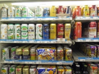 コンビニの棚を埋める「ビール」と「ビール類」の数々。対年度には税金が統一に向けて動き始める……。と、同時に商品開発と企業戦略が問われる。第3のビールは生き残れるか?