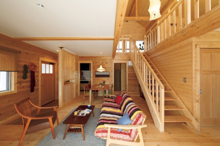 アールシーコア＜７８３７＞（ＪＱＳ・売買単位１００株）は自然材を用いた個性的なデザインのログハウス住宅を開発販売し、自然の恵みを活かす家づくりを行っている。