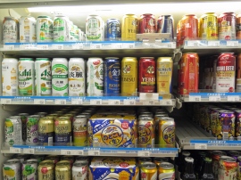 政府は改正酒税法施行で、ビール製造(醸造)にあたりビールの原料を「麦芽比率67%以上」から「50%以上」に変更。同時に副原料の規制緩和にも乗り出す