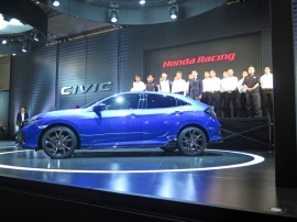 ホンダが「東京オートサロン2017」会場で正式にシビックシリーズの日本国内販売を宣言した。写真はシビック・ハッチバック。