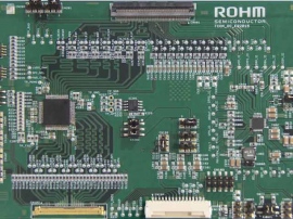 ロームとラピスセミコンダクタが1月10日に発表した高精細液晶パネル向け機能安全導入車載チップセット。パネルの大型化・高精細化に対応できるだけでなく、液晶パネル向けデバイスのエラー検出を行うことで、液晶パネルのエラーによる事故を未然に防止する。 ロームとラピスセミコンダクタが1月10日に発表した高精細液晶パネル向け機能安全導入車載チップセット。パネルの大型化・高精細化に対応できるだけでなく、液晶パネル向けデバイスのエラー検出を行うことで、液晶パネルのエラーによる事故を未然に防止する。