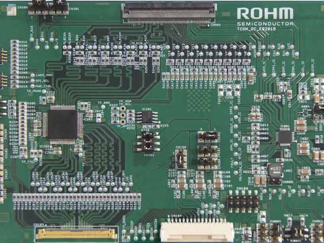 ロームとラピスセミコンダクタが1月10日に発表した高精細液晶パネル向け機能安全導入車載チップセット。パネルの大型化・高精細化に対応できるだけでなく、液晶パネル向けデバイスのエラー検出を行うことで、液晶パネルのエラーによる事故を未然に防止する。