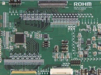 ロームとラピスセミコンダクタが1月10日に発表した高精細液晶パネル向け機能安全導入車載チップセット。パネルの大型化・高精細化に対応できるだけでなく、液晶パネル向けデバイスのエラー検出を行うことで、液晶パネルのエラーによる事故を未然に防止する。
