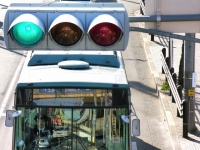 各地で自動運転バスの走行実験が行われている。秋田県では初めて公道を無人で走行する実験に成功。名古屋市では基幹バス路線に自動運転バスの導入を検討している。実用化もそれほど遠い未来の話ではないのかもしれない。