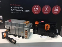 昨年、ヴェンチュリー・フォーミュラEチームとのテクノ ロジー・パートナーシップ契約を締結したローム。同社のSiCパワーデバイスを搭載したインバータ(写真右)を展示して注目を集めた。注目を集めた。来シーズンはさらなる改善に貢献するという。