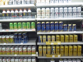 ビール大手各社は本格ビールの酒税が、2026年10月に54.25円に一本化されるのを見込んで、「本格プレミアムビール(写真右側)販売をさらに強化する」としている ビール大手各社は本格ビールの酒税が、2026年10月に54.25円に一本化されるのを見込んで、「本格プレミアムビール(写真右側)販売をさらに強化する」としている