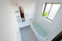 死亡者の多くは高齢者が占めている。