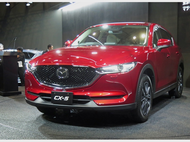 新型マツダCX-5 L Package、ボディカラーはソウルレッドクリスタルメタリック。初代よりも表情が精悍な印象になった