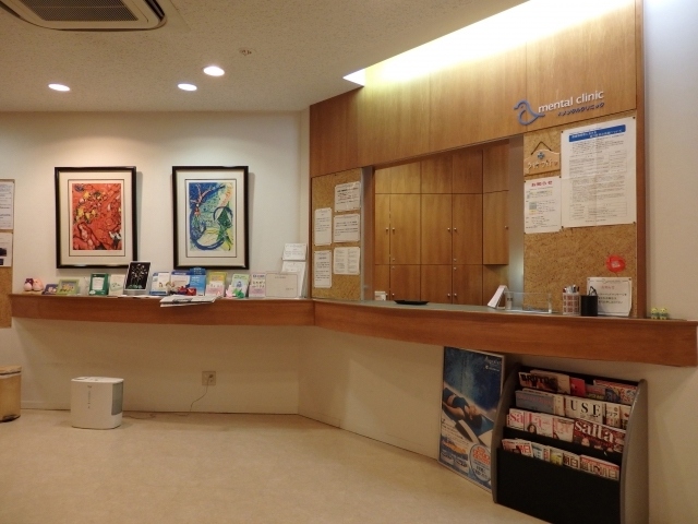 野経済研究所は民間中小病院を対象にアンケート調査を実施した。調査結果によれば「経営上の問題や課題では「職員の不足」が80.0%となり、ほかにも「建物の老朽化」で51.1%となった。一方で「入院患者の減少」というものも33.3%と一定数が課題として認識していることがわかった。