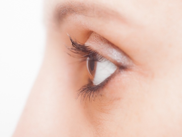 理化学研究所(理研)、京都大学iPS細胞研究所(CiRA)、大阪大学大学院医学系研究科、神戸市立医療センター中央市民病院が連携し、他家iPS細胞から作成した網膜細胞を、加齢によって網膜を障害する病気の一種「滲出(しんしゅつ)型加齢黄斑変性」の患者に移植する臨床研究を開始する旨を発表した。