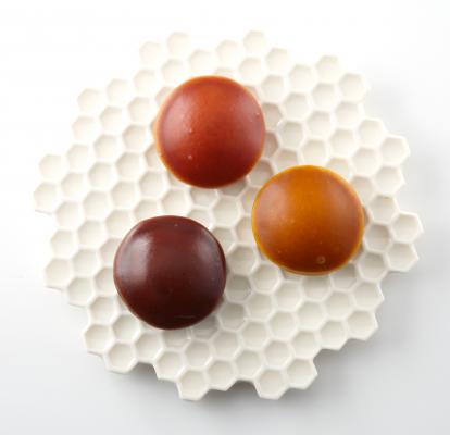 カラフルで可愛らしい御笠山の「どら焼 味彩3色（小豆・白小豆・いちご）」（ESSPRIDE報道資料より）