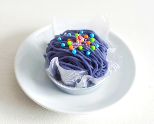 ラベンダーの鮮やかな色が目を引く、日本茶菓SANOAHの「もちもちスプリング」（ESSPRIDE報道資料より）
