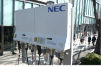 検証実験で使用された「低SHF帯超多素子AAS」（NEC発表資料より）