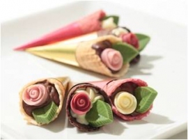 新しい東京土産として発売される、メサージュ・ド・ローズの「コーン・フルーリー」(東京大丸店報道資料より) 新しい東京土産として発売される、メサージュ・ド・ローズの「コーン・フルーリー」(東京大丸店報道資料より)