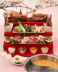 3万円相当の豪華食材が並ぶ「お雛様スペシャルひな壇」（レインズインターナショナル報道資料より）