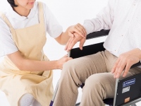 高齢者人口の増加により、医療・福祉サービスにかかる費用の増大及び生産年齢人口の割合の減少が見込まれ(2015年:高齢者と生産年齢人口の比率が1対2.3、20年:同1対2.0)、財源不足により将来的なサービス規模の縮小や料金引き上げも懸念されている。