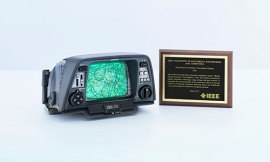 「ホンダ・エレクトロ・ジャイロケータ」と「IEEEマイルストーン銘板」（ホンダ発表資料より）