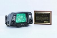 「ホンダ・エレクトロ・ジャイロケータ」と「IEEEマイルストーン銘板」（ホンダ発表資料より）
