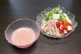 ホワイトチョコレートといちごをたっぷり使った、ホワイトデー向けのつけ麺登場!(ロッテ報道資料より) ホワイトチョコレートといちごをたっぷり使った、ホワイトデー向けのつけ麺登場!(ロッテ報道資料より)