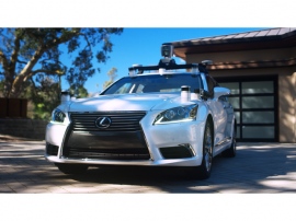 今回発表した自動運転実験車は、2013年の米国家電見本市「CES」で公表した実験車両レクサスLS600hLに改良を加えた車両だ 今回発表した自動運転実験車は、2013年の米国家電見本市「CES」で公表した実験車両レクサスLS600hLに改良を加えた車両だ