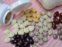 総務省統計局が発表した家計調査報告によると、16年度のサプリメント(健康保持用摂取品)に使っている支出額が前年比8%増、過去10年で最高額となった。特に70歳以上の高齢者がサプリメント市場を牽引している。