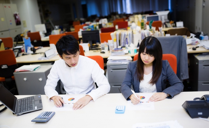 残業の有無については、全体の93.8％が「ある」と答え、規模を問わずほとんどの企業で残業が行われている実態が浮き彫りになった。