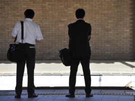 管理職などの経験があり、仕事への情熱を持っている中高年が「第四新卒」として注目されている。これまで年齢が上がるほど就職や転職が不利になってきたが、そうした風潮も薄れつつある。 管理職などの経験があり、仕事への情熱を持っている中高年が「第四新卒」として注目されている。これまで年齢が上がるほど就職や転職が不利になってきたが、そうした風潮も薄れつつある。