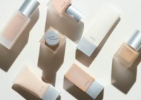 RMK（アールエムケー）が20周年を記念し、人気ベースメイクシリーズのパッケージをフルリニューアル