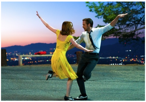 タップダンスを踊るミア(エマ・ストーン)とセブ(ライアン・ゴズリング)© 2017 Summit Entertainment, LLC. All Rights Reserved. Photo credit: EW0001: Sebastian (Ryan Gosling) and Mia (Emma Stone) in LA LA LAND. Photo courtesy of Lionsgate. タップダンスを踊るミア(エマ・ストーン)とセブ(ライアン・ゴズリング)© 2017 Summit Entertainment, LLC. All Rights Reserved. Photo credit: EW0001: Sebastian (Ryan Gosling) and Mia (Emma Stone) in LA LA LAND. Photo courtesy of Lionsgate.