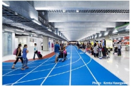 青地の上に白い線が引かれているのが案内表示である。(画像:成田国際空港発表資料より) 青地の上に白い線が引かれているのが案内表示である。(画像:成田国際空港発表資料より)