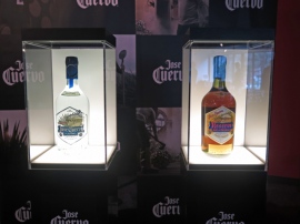 プレミアムテキーラ『クエルボ・プラティノ』(写真左)の希望小売価格は1万円(税別)、『クエルボ・レゼルヴァ・デ・ラ・ファミリア』は1万8000円(同) プレミアムテキーラ『クエルボ・プラティノ』(写真左)の希望小売価格は1万円(税別)、『クエルボ・レゼルヴァ・デ・ラ・ファミリア』は1万8000円(同)