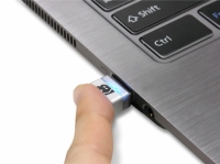 ご覧の通り、ノートパソコンに挿しても違和感のないドングル型である。（画像：ラトックシステム発表資料より）