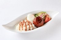 本場四川料理を学食スタイルにアレンジ。写真は「中華風ロコモコ丼」税込600円（関東学院大学報道資料より）