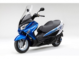 公道で実証実験を始めるスズキの燃料電池スクーター「バーグマン フューエルセル」、200ccのスクーターをベースにつくった。車重は199kg。最高出力は4.5kW、最大トルクは23Nm。