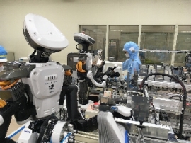 人と人型ロボットの共同作業イメージ(資生堂発表資料より) 人と人型ロボットの共同作業イメージ(資生堂発表資料より)