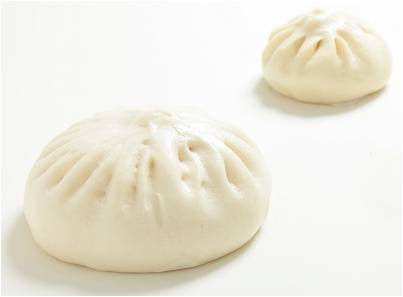 神楽坂五十番の「ギガ肉まん」は、通常サイズの2.5倍というウソみたいな大きさ（大丸松坂屋百貨店報道資料より）