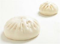 神楽坂五十番の「ギガ肉まん」は、通常サイズの2.5倍というウソみたいな大きさ（大丸松坂屋百貨店報道資料より）