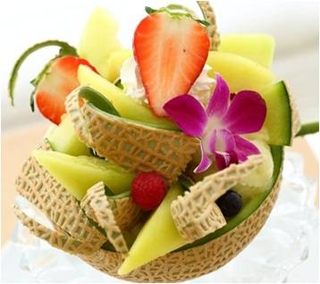 千疋屋フルーツパーラーの「スペシャルマスクメロンパフェ」は、1万円を超える価格（大丸松坂屋百貨店報道資料より）