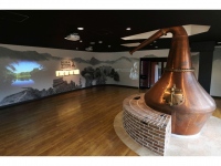 ニッカウヰスキーは宮城峡蒸溜所の見学施設「ビジターセンター」を新設。NHK連続テレビ小説「マッサン」の撮影にも使用された、実際に蒸溜に使用していたポットスチルを展示するエントランスホール