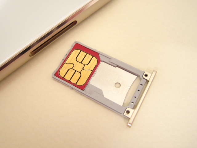 「格安SIMサービスの利用動向調査」によれば、メインで利用している携帯電話・スマートフォンの通信事業者は「docomo」が32.8%、「au」が29.6%、「SoftBank」が23.3%で、大手3キャリアを合わせると85.7%となっている。