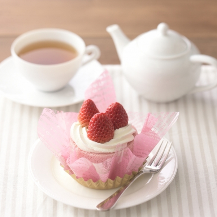 プレミアムフライデー限定のプレミアムスイーツ「紅ほっぺとさくらのロール」税別450円（銀座コージーコーナー報道資料より）