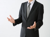 博報堂は、襟に装着するタイプのマイクデバイスおよびスマホアプリで構成される英会話学習ツール「ELI」のプロトタイプを開発した