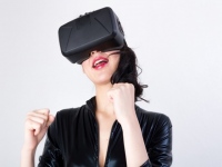 ゲームや体験型コンテンツなどで注目を集めるVR(仮想現実:Virtual Reality)は、2016年の「経験の年」を経て、17年には「実装の年」に入るといわれている。IDCによれば、AR/VR関連市場が20年には16年の20倍以上の規模に拡大するとされている。