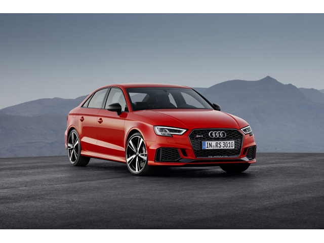 A3シリーズに加わった「RS3」、専用のシングルフレームグリルやバンパー、19インチホイール、拡大したトレッドとフレアフェンダー、大胆なディフューザーなどにより、ひと目で通常のAudi A3 Sedanと見分けがつく。価格は785万円だ