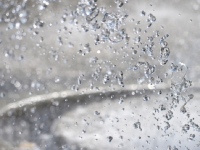 保湿効果が高く、多くの化粧品やスキンケア商品に配合されているヒアルロン酸。今回新たに紫外線による炎症因子の生成を抑える働きがあることがわかった。日焼けによる炎症や色素沈着を抑制する効果が期待できる。